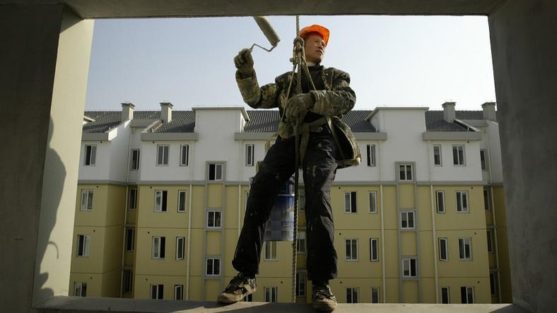 这个世界是如何被房地产绑架的?